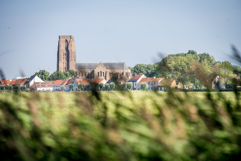 Foto van de kerktoren van Lissewege zonder spits