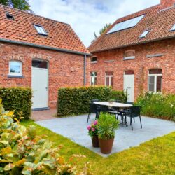 Foto van een landelijk huis met terras in de voortuin