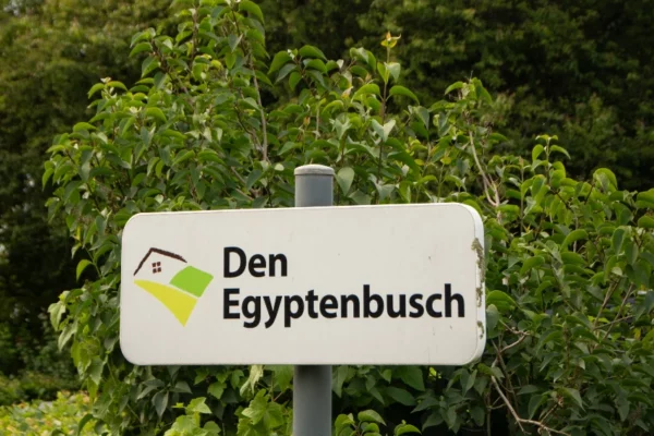 Foto van een naambord bij een boerderij 'Den Egyptenbusch'