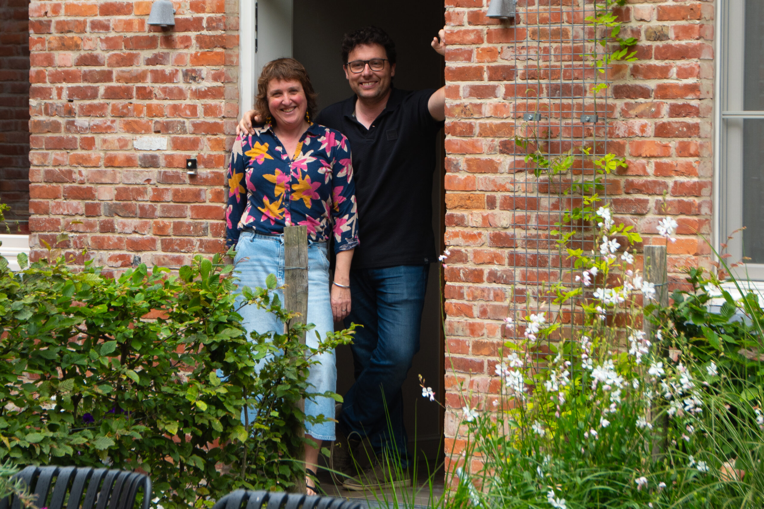 Foto van en man en vrouw in de voordeur